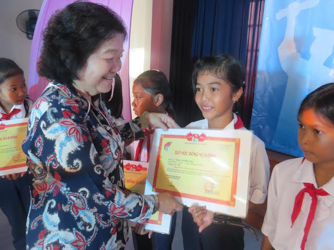 ប្រគល់អាហារូបករណ៍ Vu A Dinh សំរាប់សិស្សានុសិស្សជាជនជាតិភាគតិច ដែលរៀនសូត្រពូកែនៅខេត្ត Ca Mau